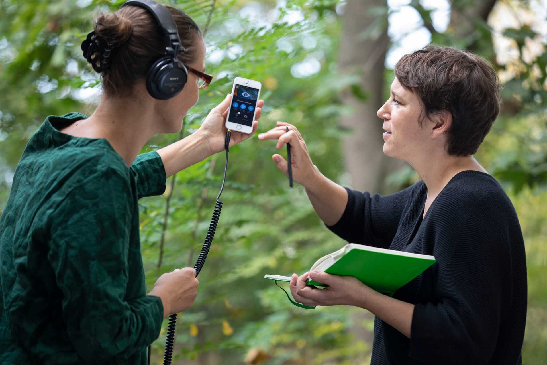Two scientists using the Naturblick App.