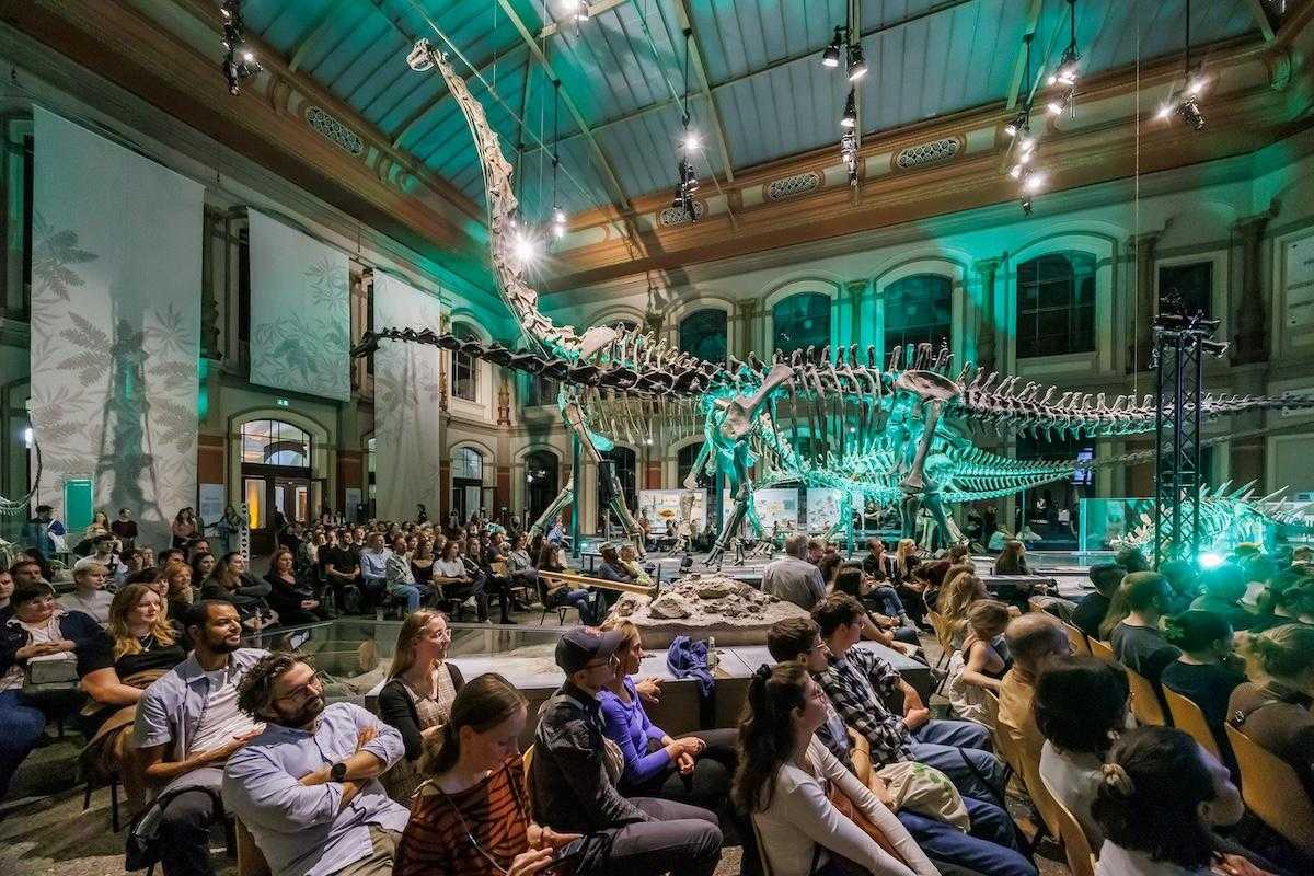 Event visitors in the dinosaur hall of the Museum für Naturkunde Berlin