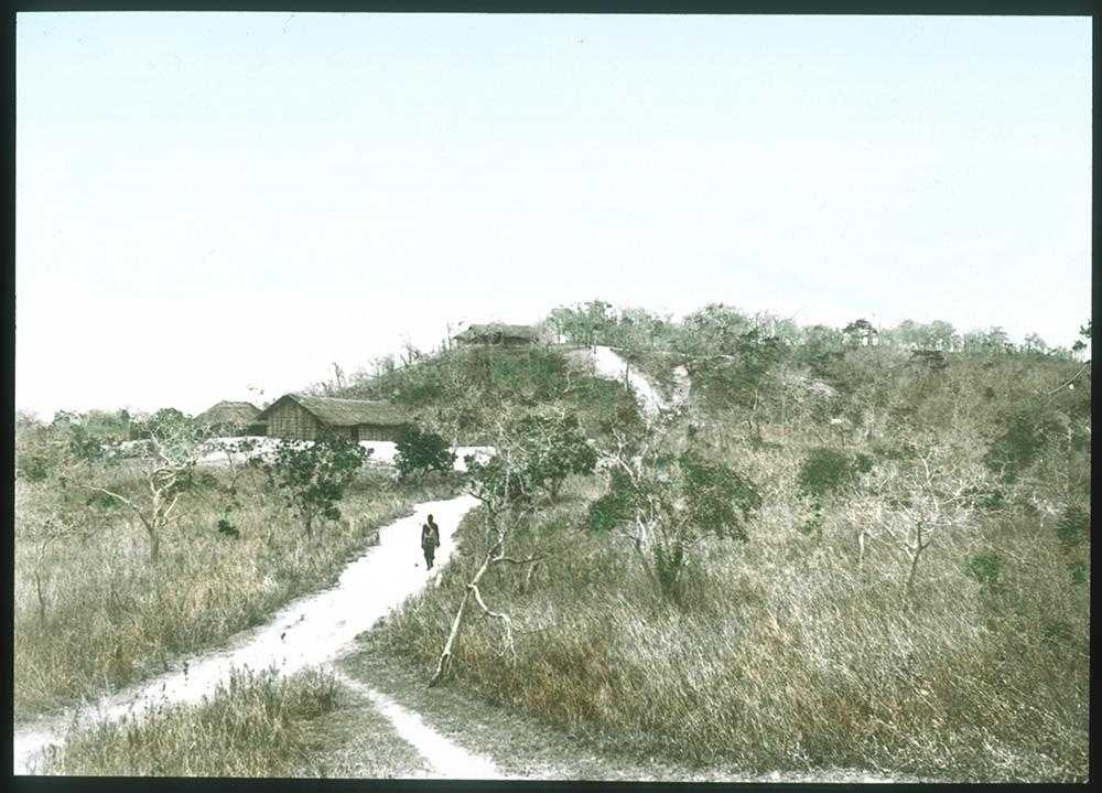 1.MB.DTE.Dia 01, Historisches Foto vom Tendaguru mit Lager, ca. 1910 ©Archiv MfN